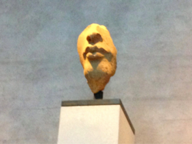 古代エジプト王アクエンアテンの巨大彫像の顔の破片