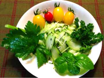 ズッキーニと庭の野菜のサラダ