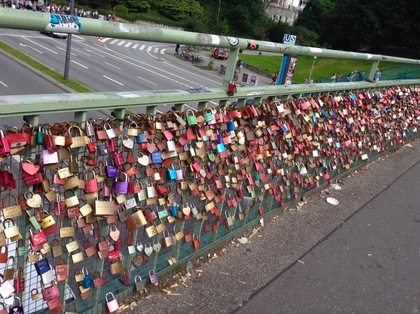 ハンブルク港近くの橋の愛の錠前